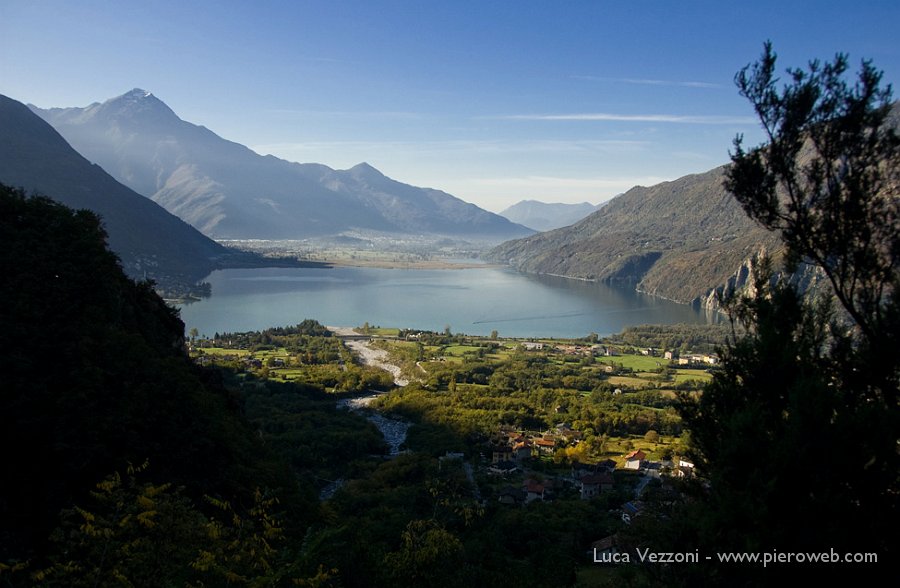 2- Si ritirano le ombre al lago di Mezzola.jpg